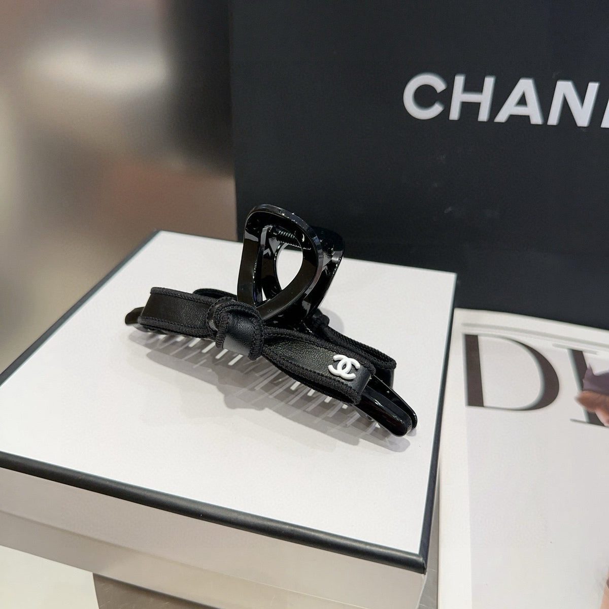 CHANEL 26S BOW HAIR CLIP IN BLACK ACETATE 512098