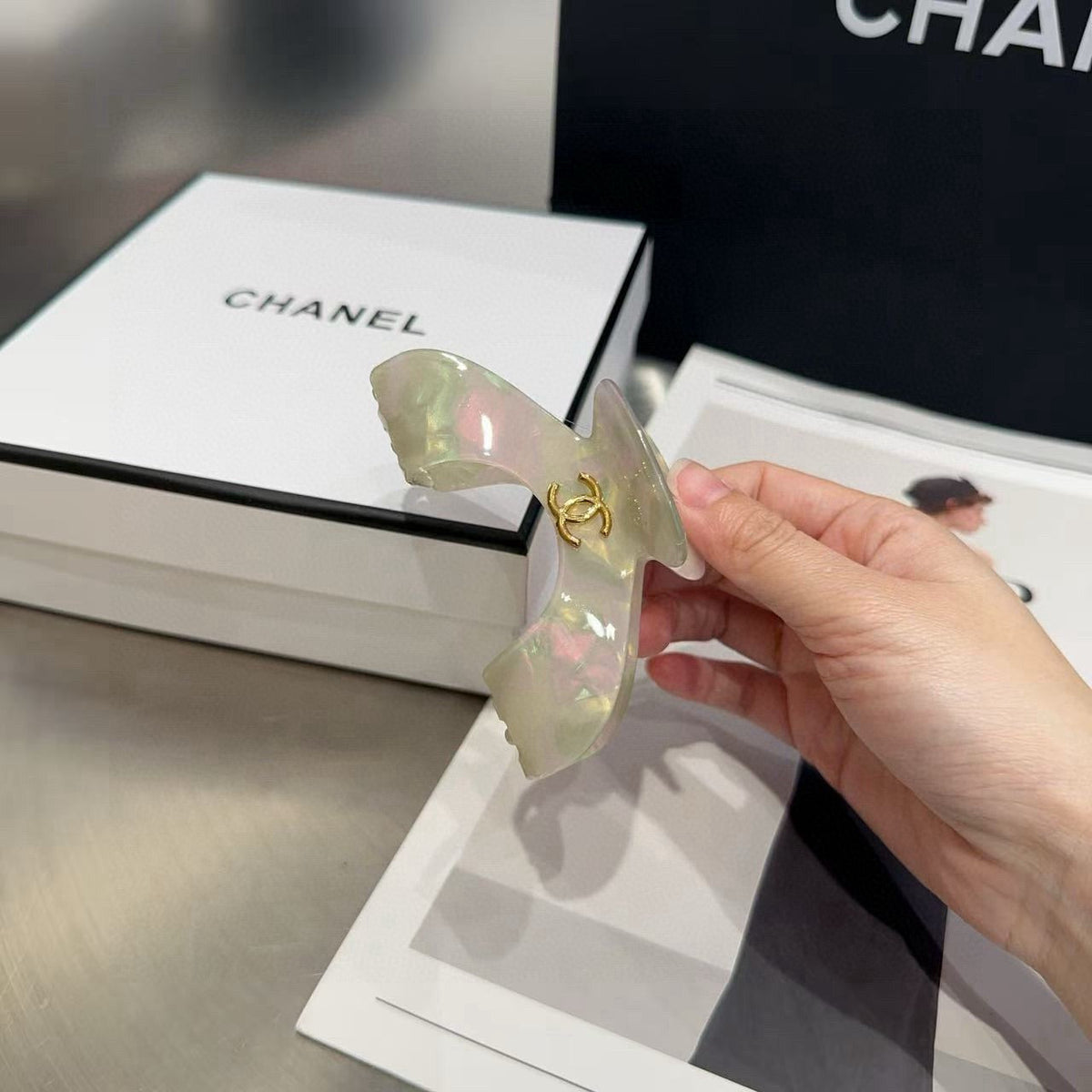 CHANEL 26S CLAW HAIR CLIP IN BEIGE ACRYLIC 512099