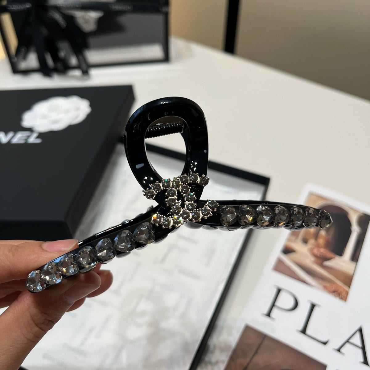 CHANEL 26S HAIR CLIP IN BLACK ACETATE 512122