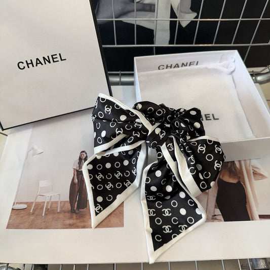 CHANEL 26S BOW SCRUNCHIE IN WHITE AND BLACK PREMIUM SILK 505299