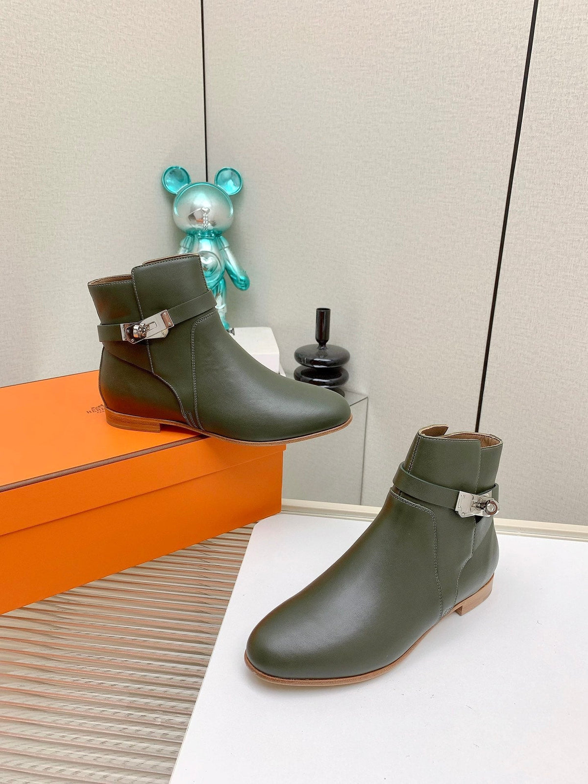 WOMEN'S NEO ANKLE BOOT IN ARMY GREEN CALFSKIN