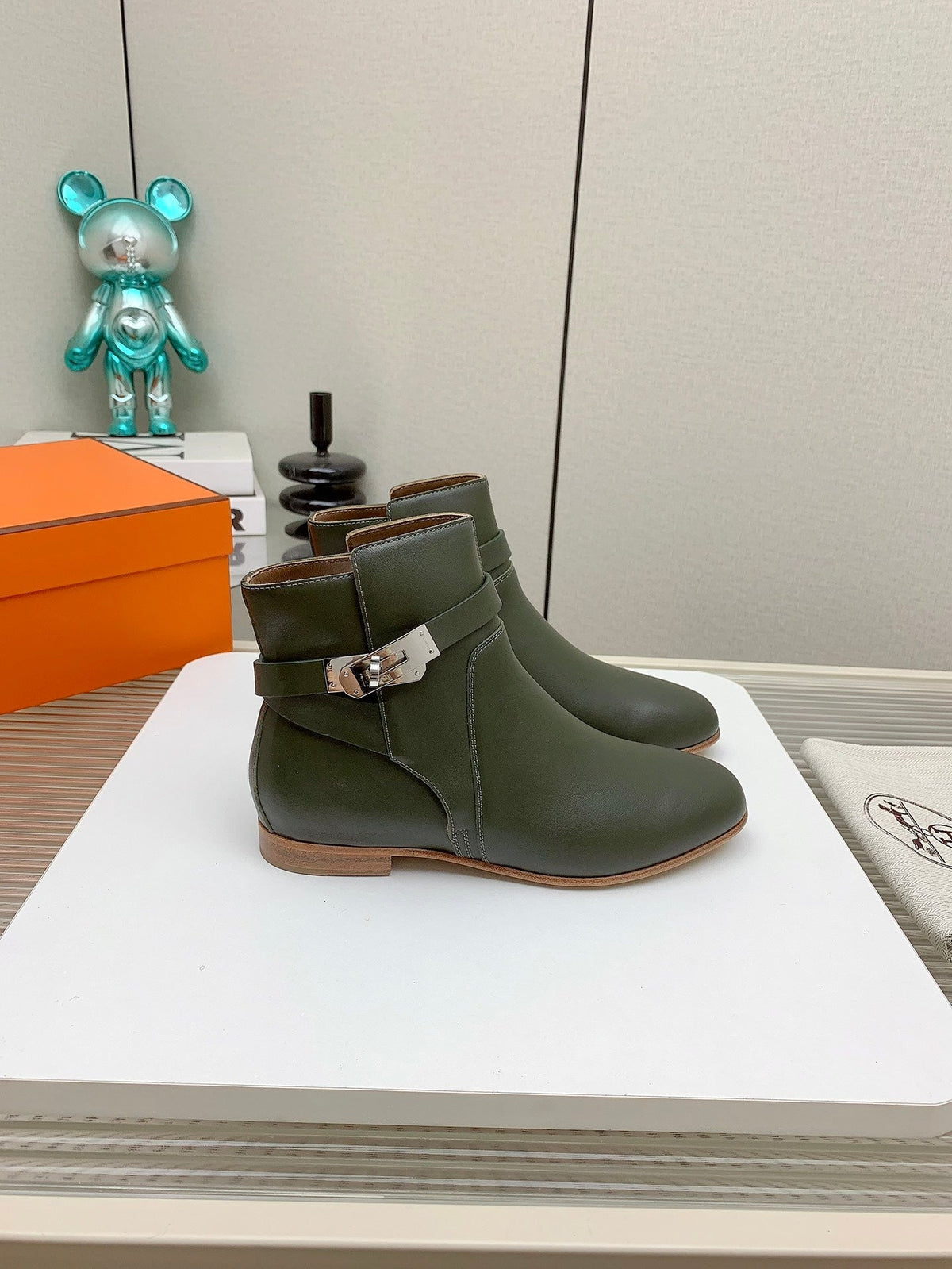 WOMEN'S NEO ANKLE BOOT IN ARMY GREEN CALFSKIN