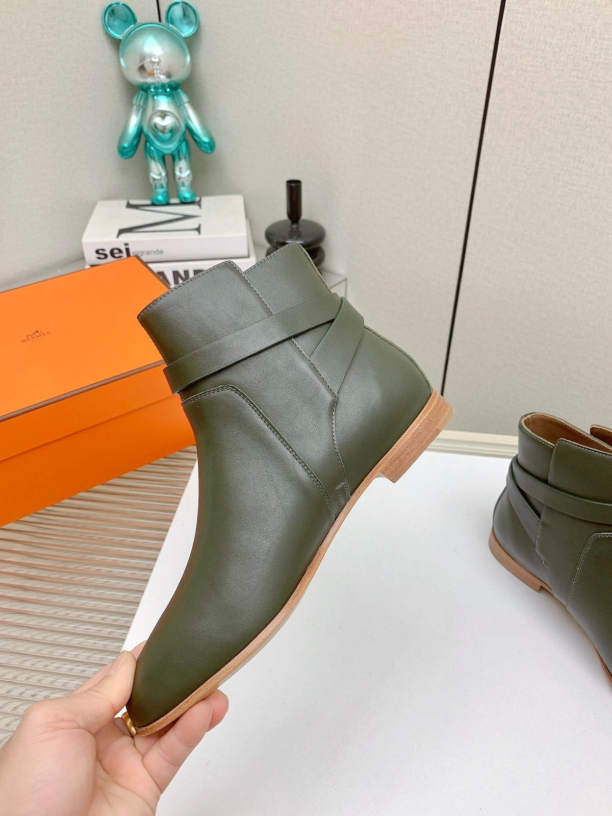WOMEN'S NEO ANKLE BOOT IN ARMY GREEN CALFSKIN