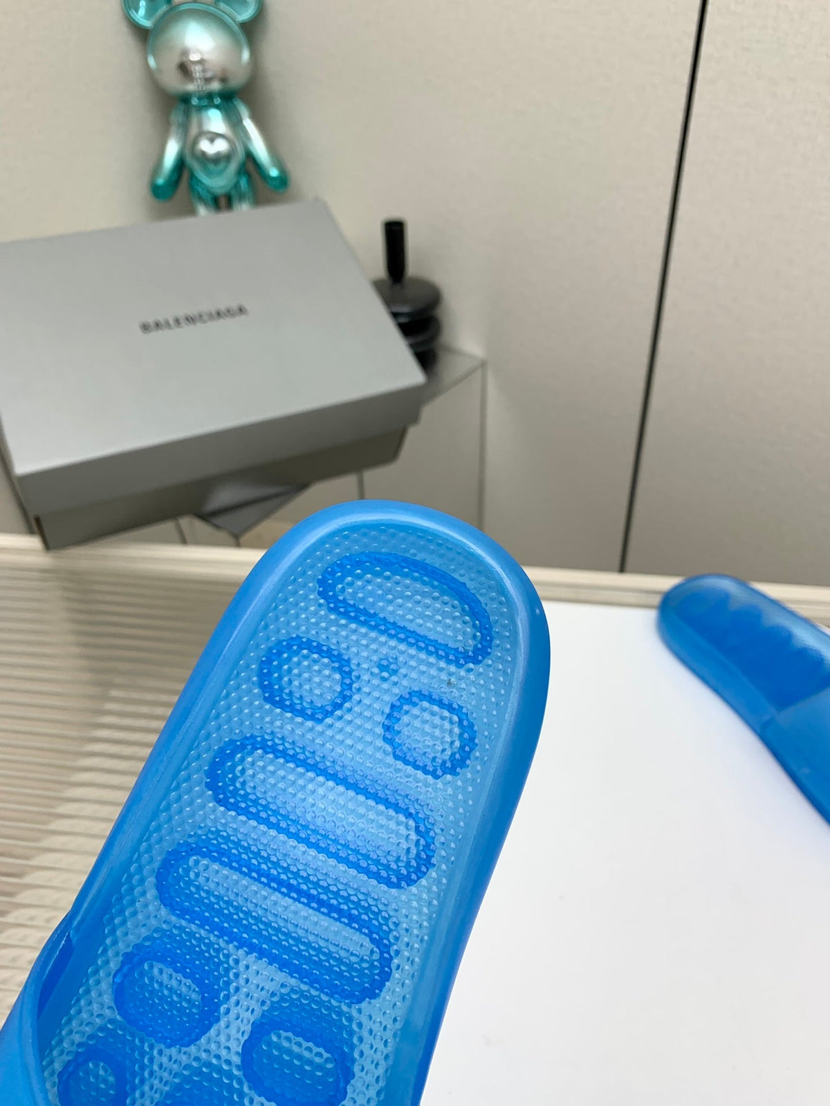 POOL SLIDE SANDAL IN JELLY BLUE RUBBER