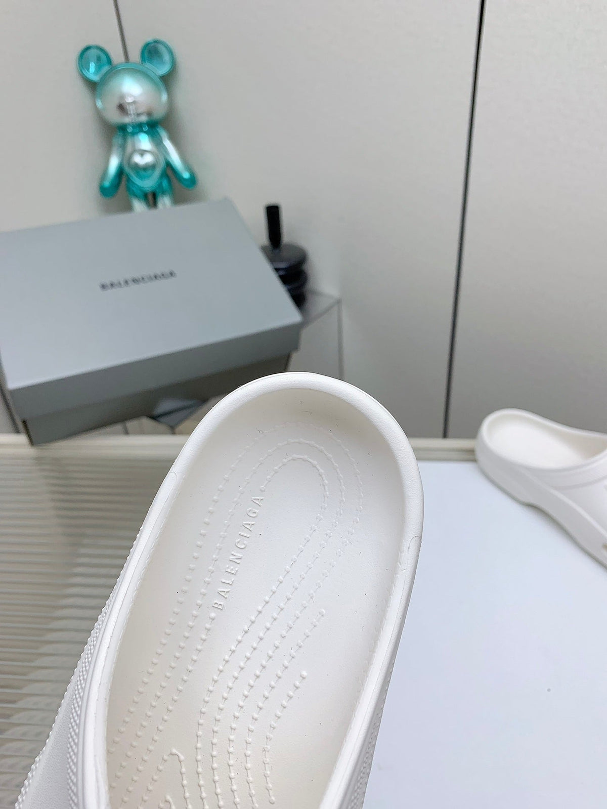 POOL CROCS IN WHITE RUBBER
