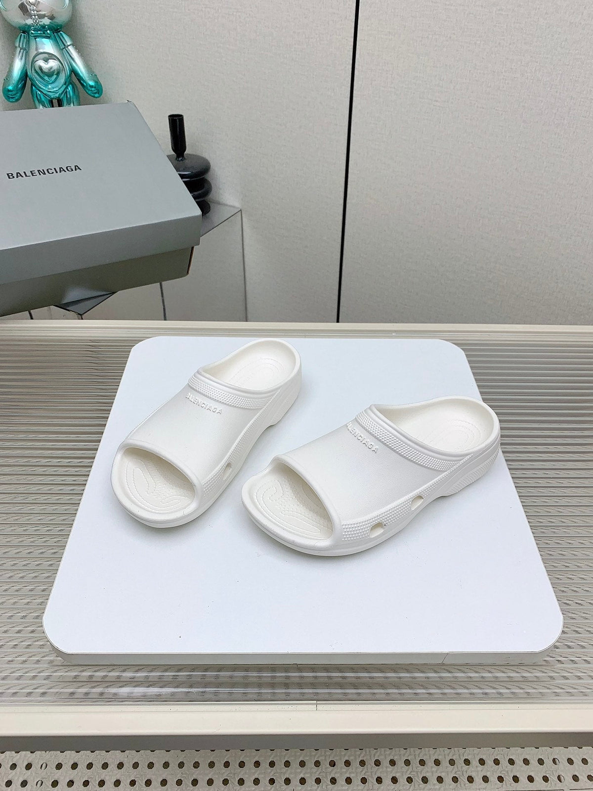POOL CROCS IN WHITE RUBBER
