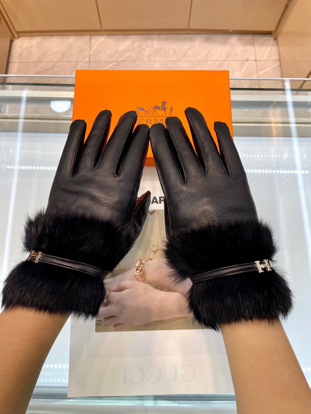 GLOVES WITH H LETTER IN BLACK SHEEPSKIN AND LAMB FUR 409344