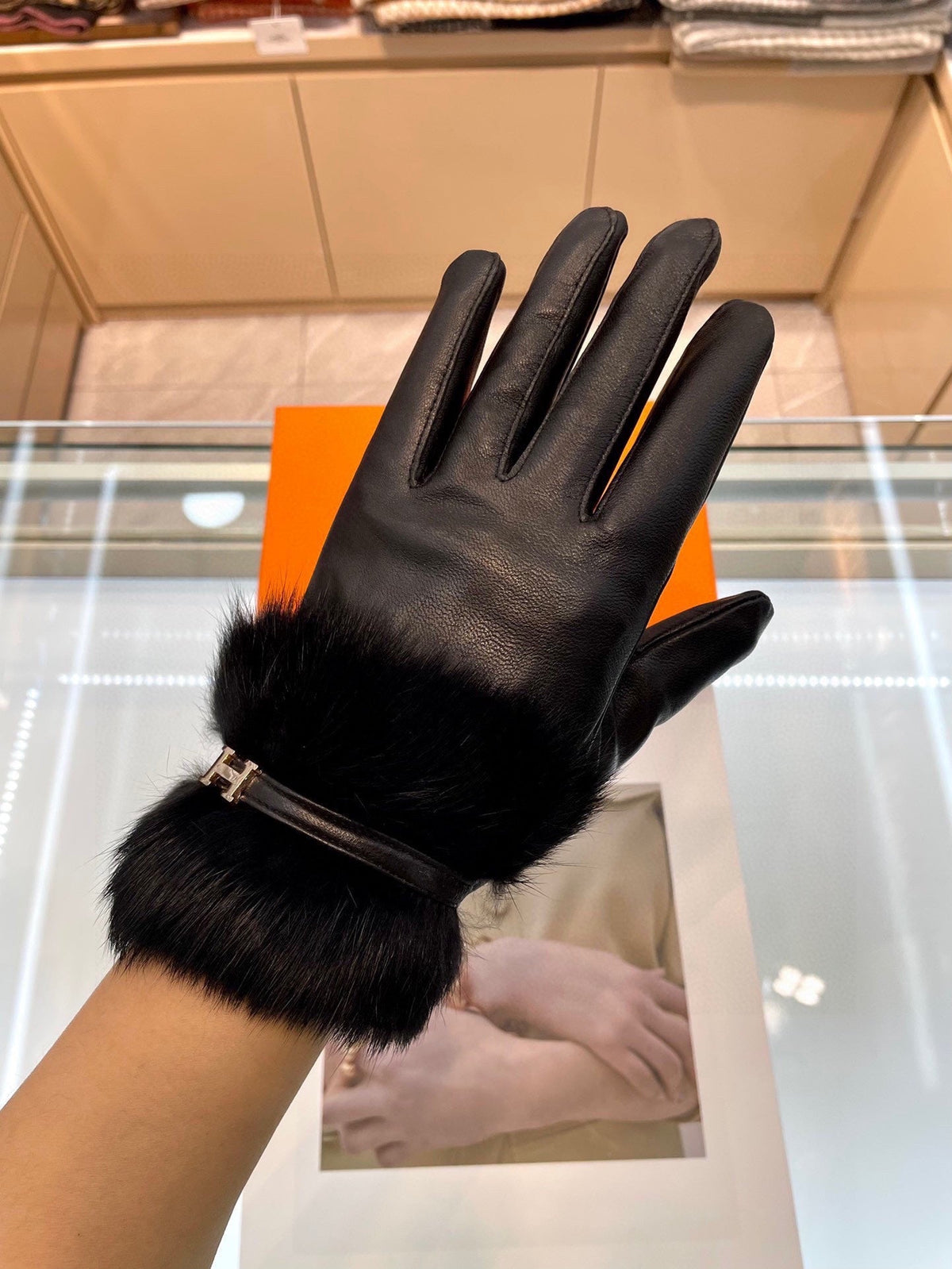 GLOVES WITH H LETTER IN BLACK SHEEPSKIN AND LAMB FUR 409344