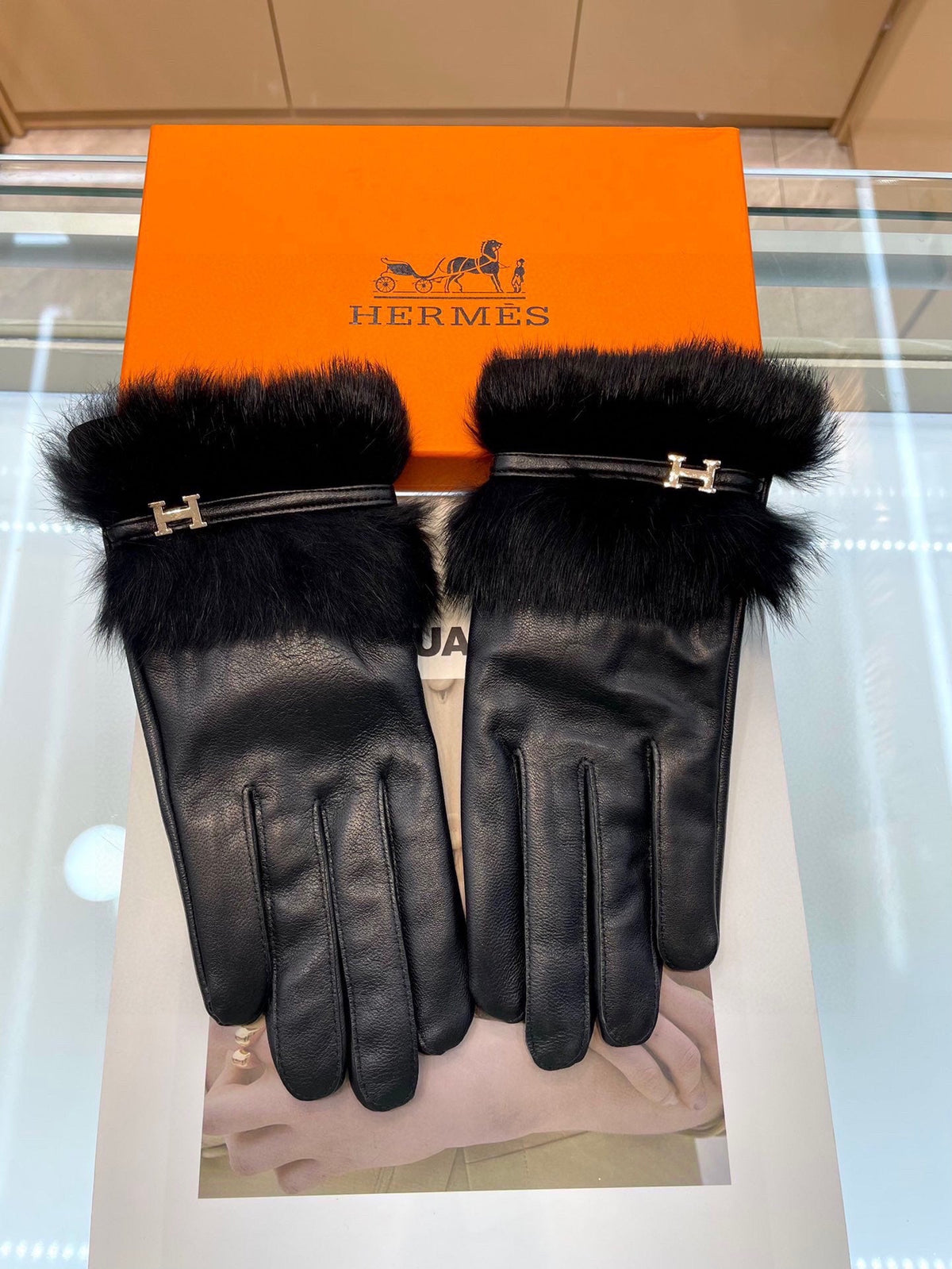 GLOVES WITH H LETTER IN BLACK SHEEPSKIN AND LAMB FUR 409344