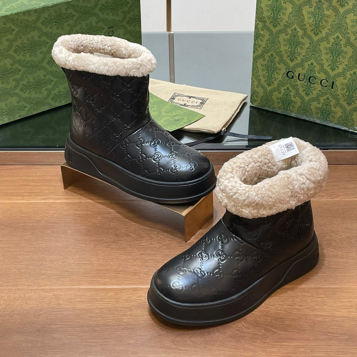 GG SNOW BOOTS IN BLACK EMBOSSED DEERSKIN AND BEIGE WOOL LINING
