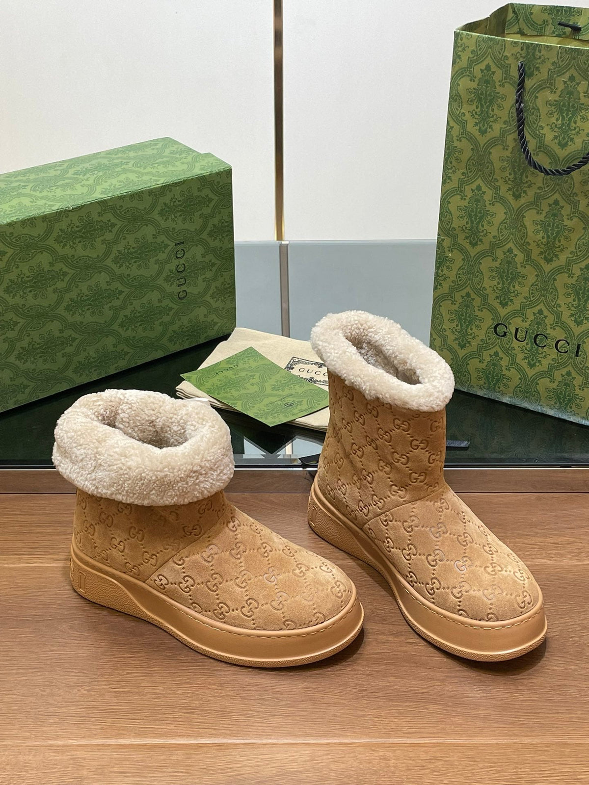 GG SNOW BOOTS IN CIDER BROWN EMBOSSED SUEDE AND BEIGE WOOL LINING