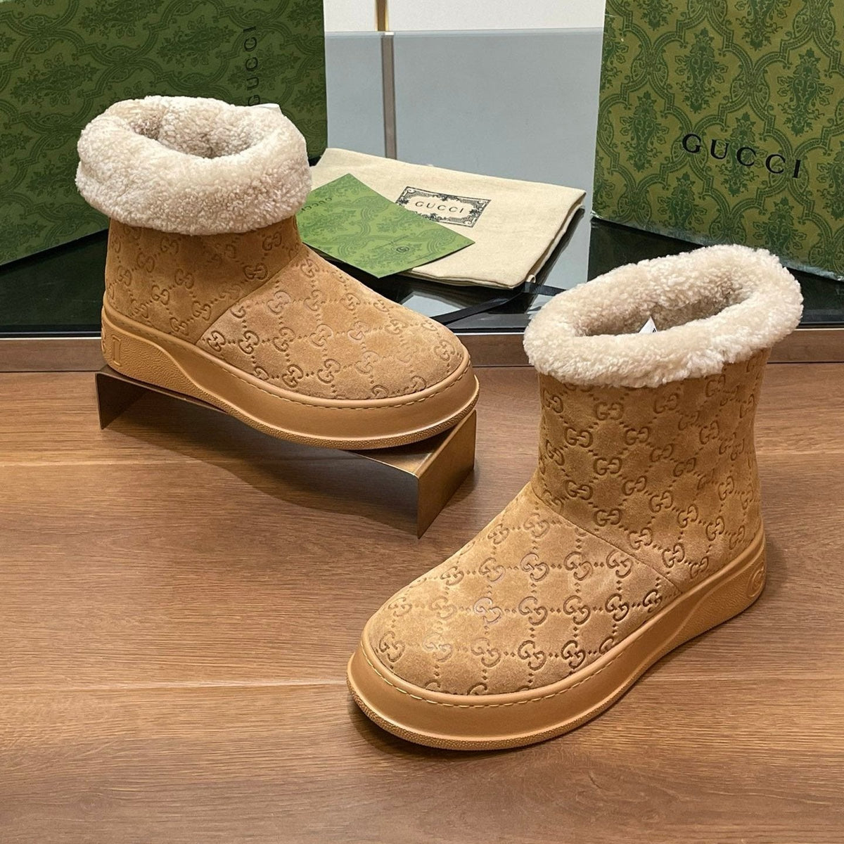 GG SNOW BOOTS IN CIDER BROWN EMBOSSED SUEDE AND BEIGE WOOL LINING