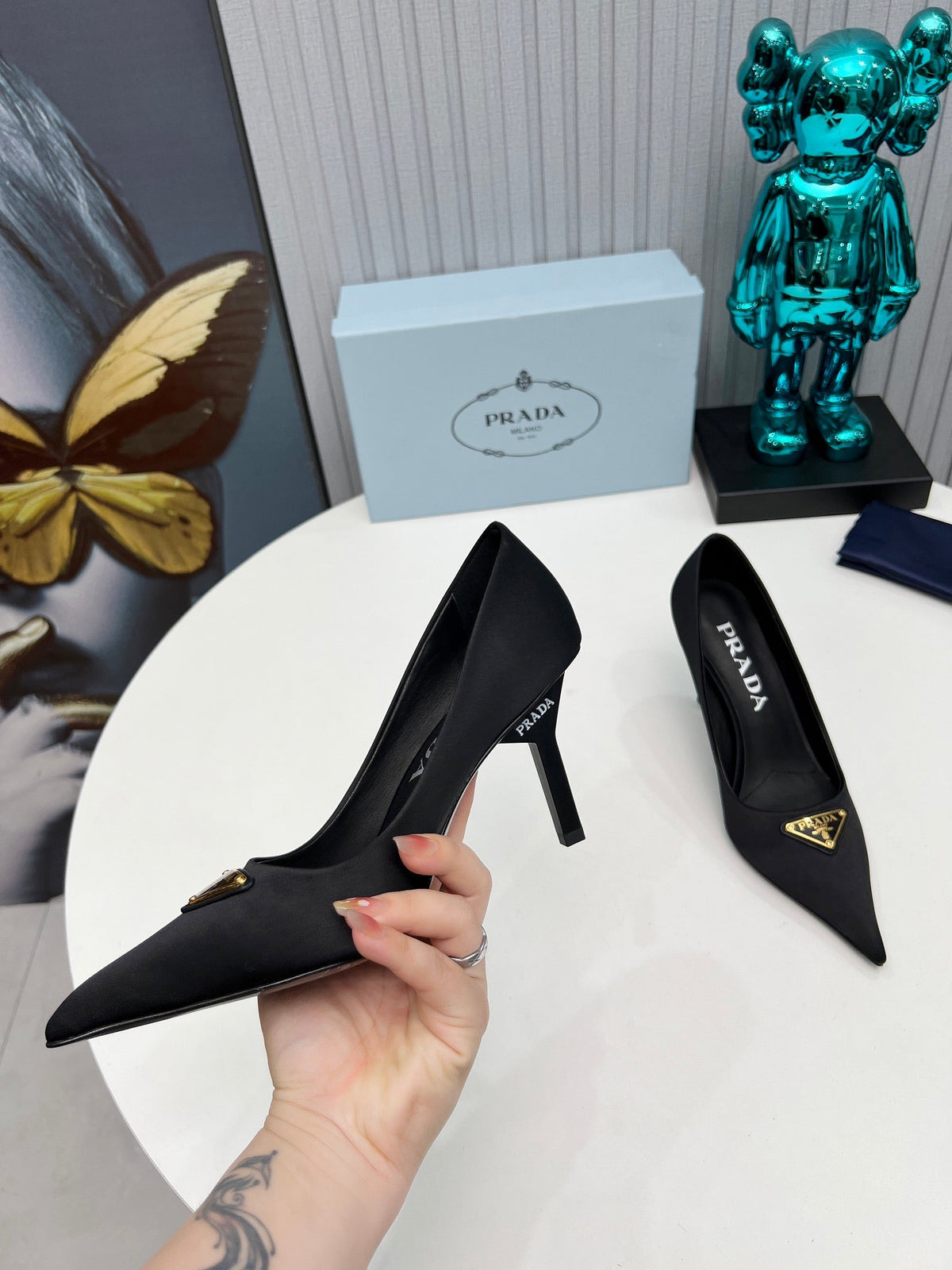 HIGH-HEEL PUMPS IN BLACK SATIN