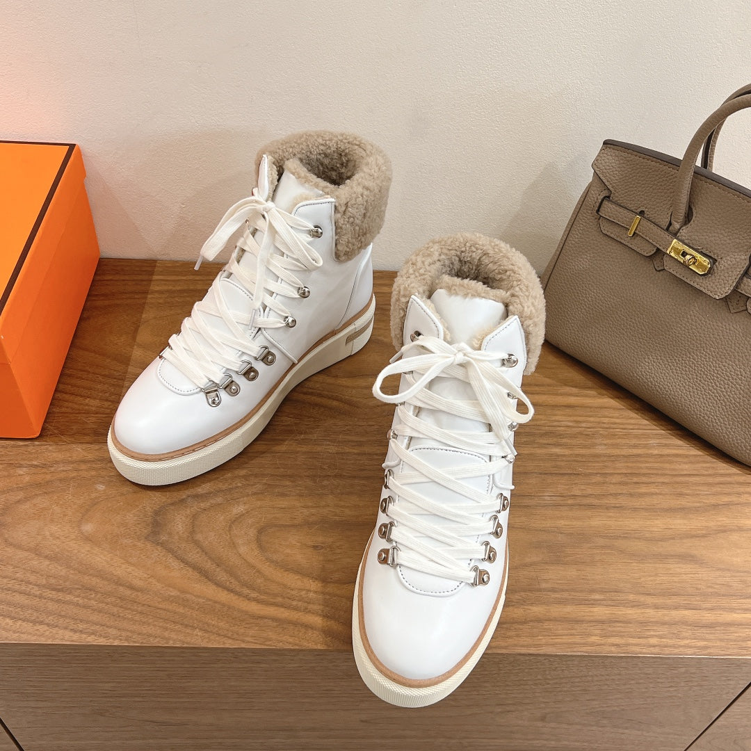 HM 26S SHEARLING HIKING BOOTS IN WHITE CALFSKIN