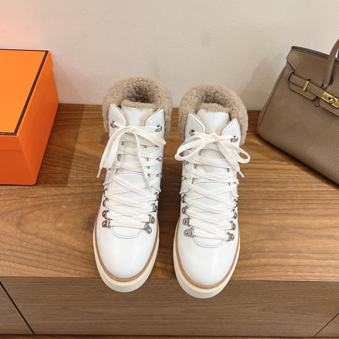 HM 26S SHEARLING HIKING BOOTS IN WHITE CALFSKIN