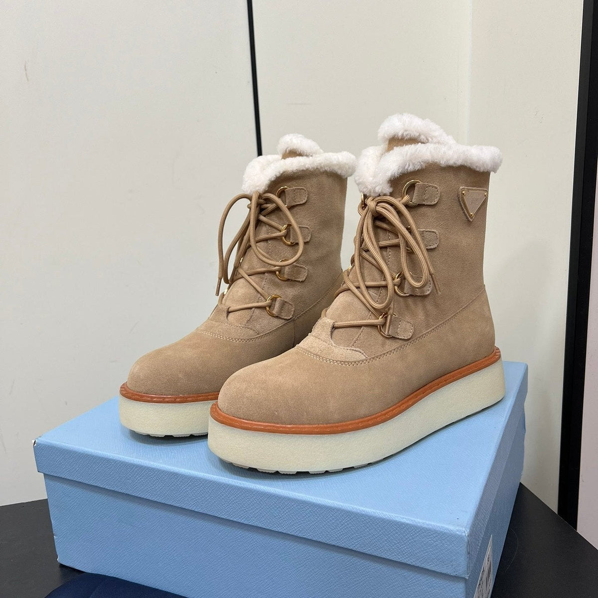 LACE-UP ANKLE BOOTS IN TAN BEIGE SUEDE AND SHEARLING LINING