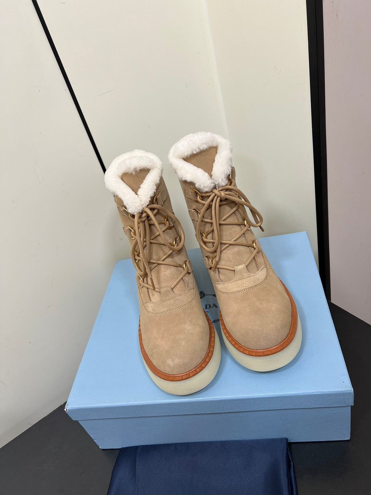 LACE-UP ANKLE BOOTS IN TAN BEIGE SUEDE AND SHEARLING LINING
