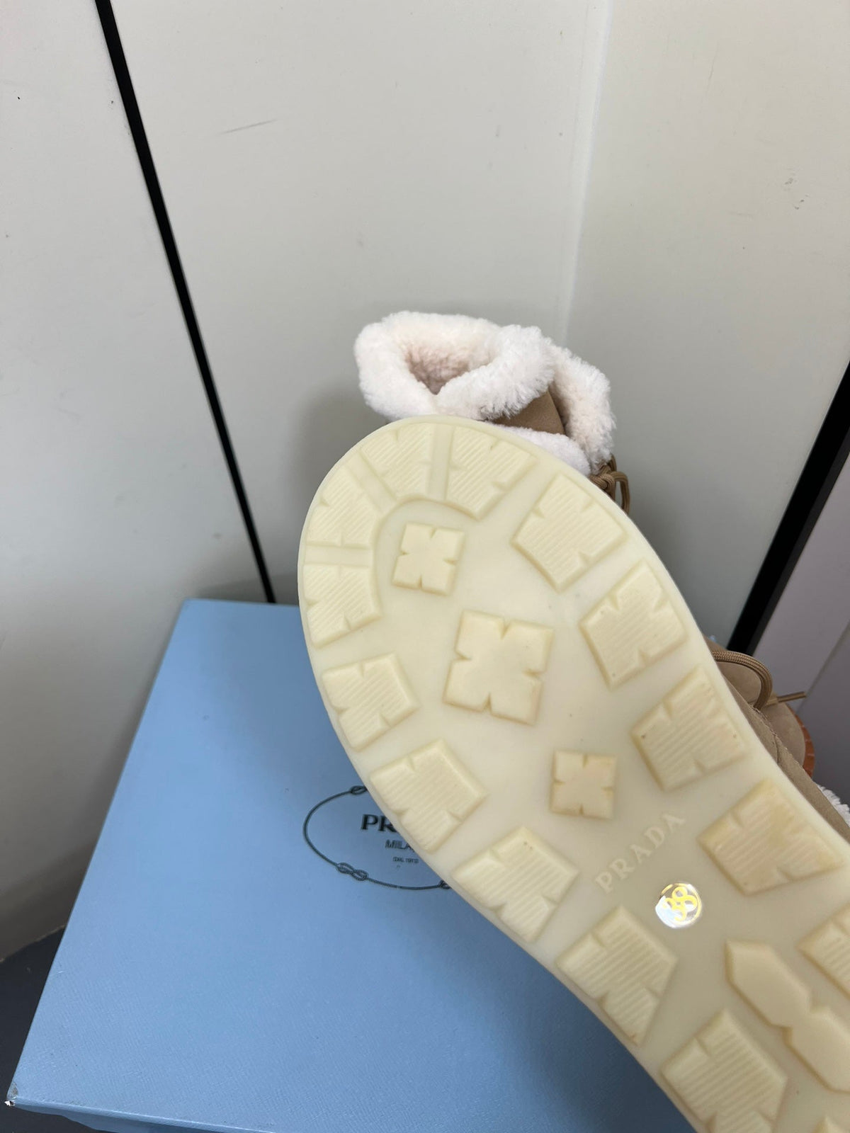 LACE-UP ANKLE BOOTS IN TAN BEIGE SUEDE AND SHEARLING LINING