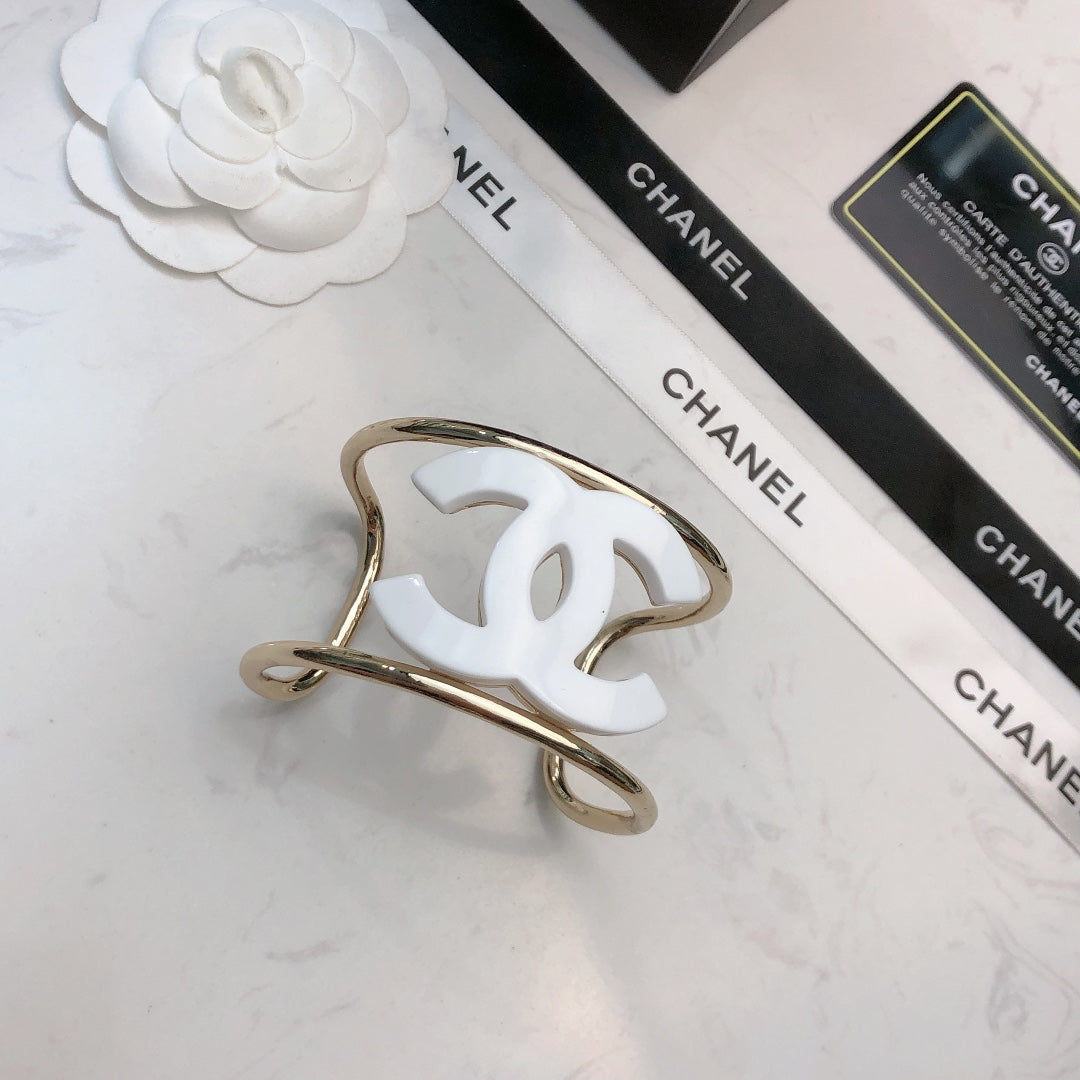DOUBLE C BRACELET IN GOLD METAL RESIN LOGO