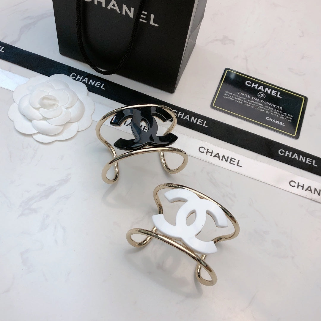 DOUBLE C BRACELET IN GOLD METAL RESIN LOGO