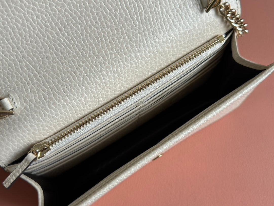 INTERLOCKING WOC 20 IN WHITE GRAINY CALFSKIN GOLD HARDWARE