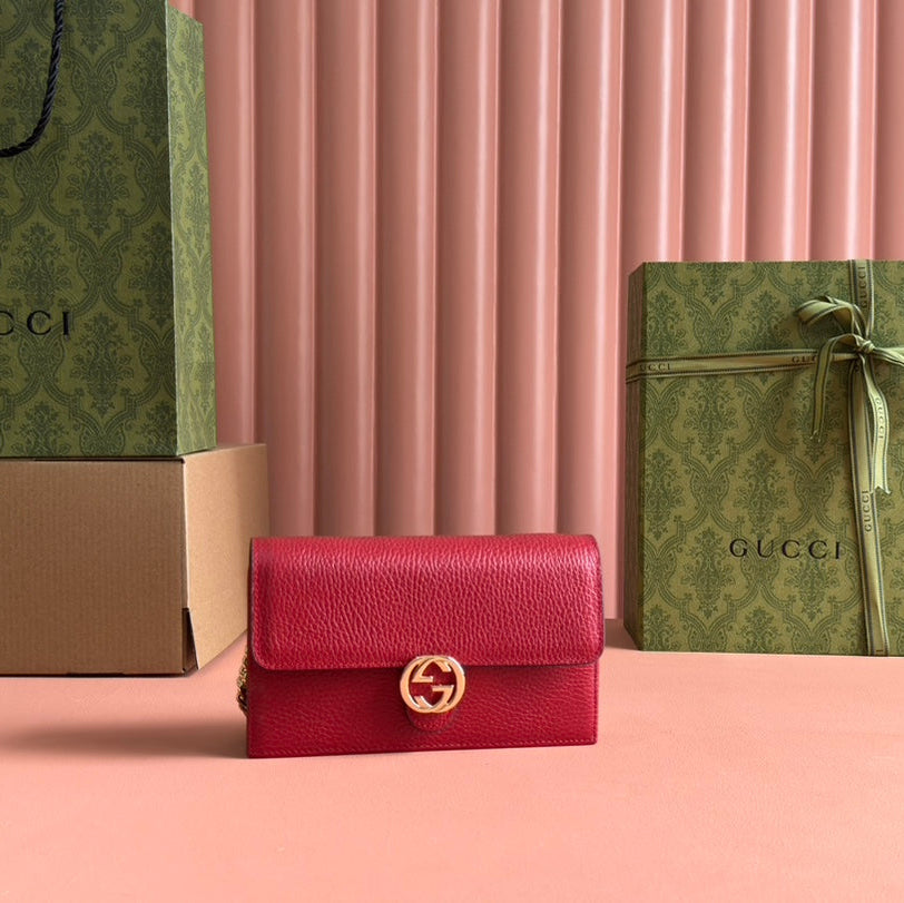 INTERLOCKING WOC 20 IN RED PEBBLED GRAINY CALFSKIN GOLD HARDWARE