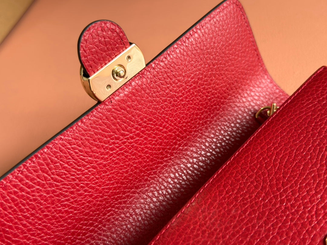 INTERLOCKING WOC 20 IN RED PEBBLED GRAINY CALFSKIN GOLD HARDWARE
