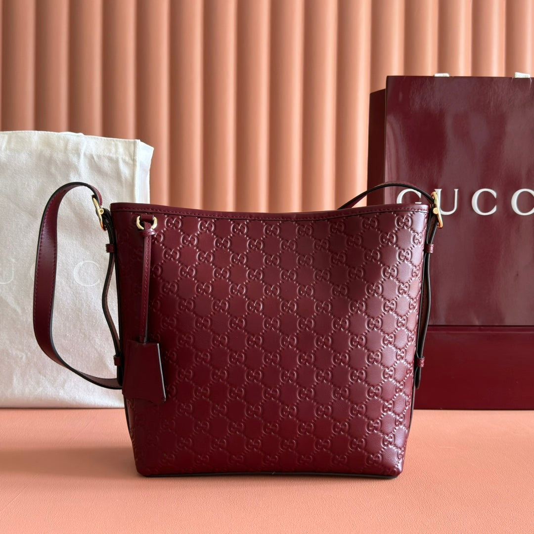 GUCCI 25S EMBLEM MEDIUM SHOULDER BAG 26 IN ROSSO ANCORA RED CALFSKIN
