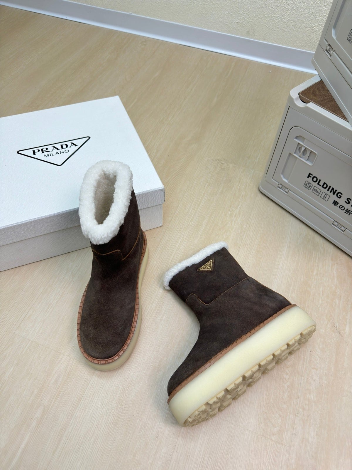 SUEDE BOOTS DARK BROWN WITH SHEARLING LINING AND RUBBER FLATFORM SOLE