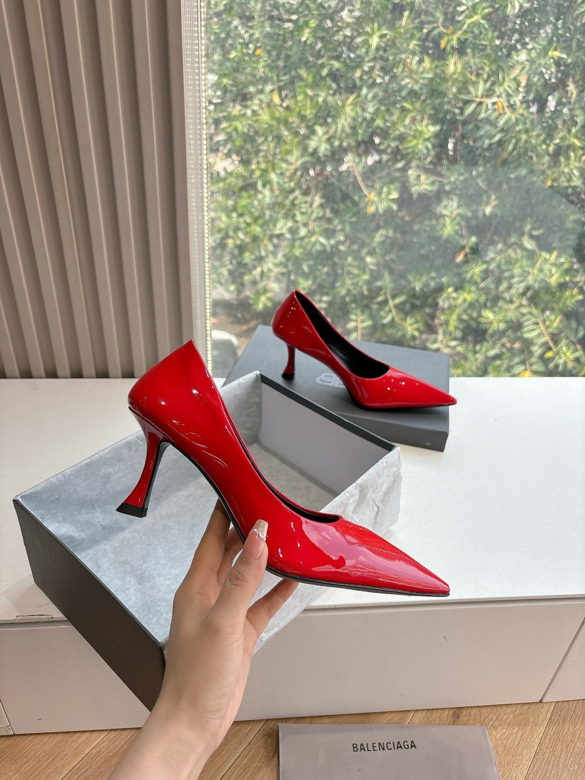 HIGH PUMPS IN CLASSIC RED PATENT CALFSKIN