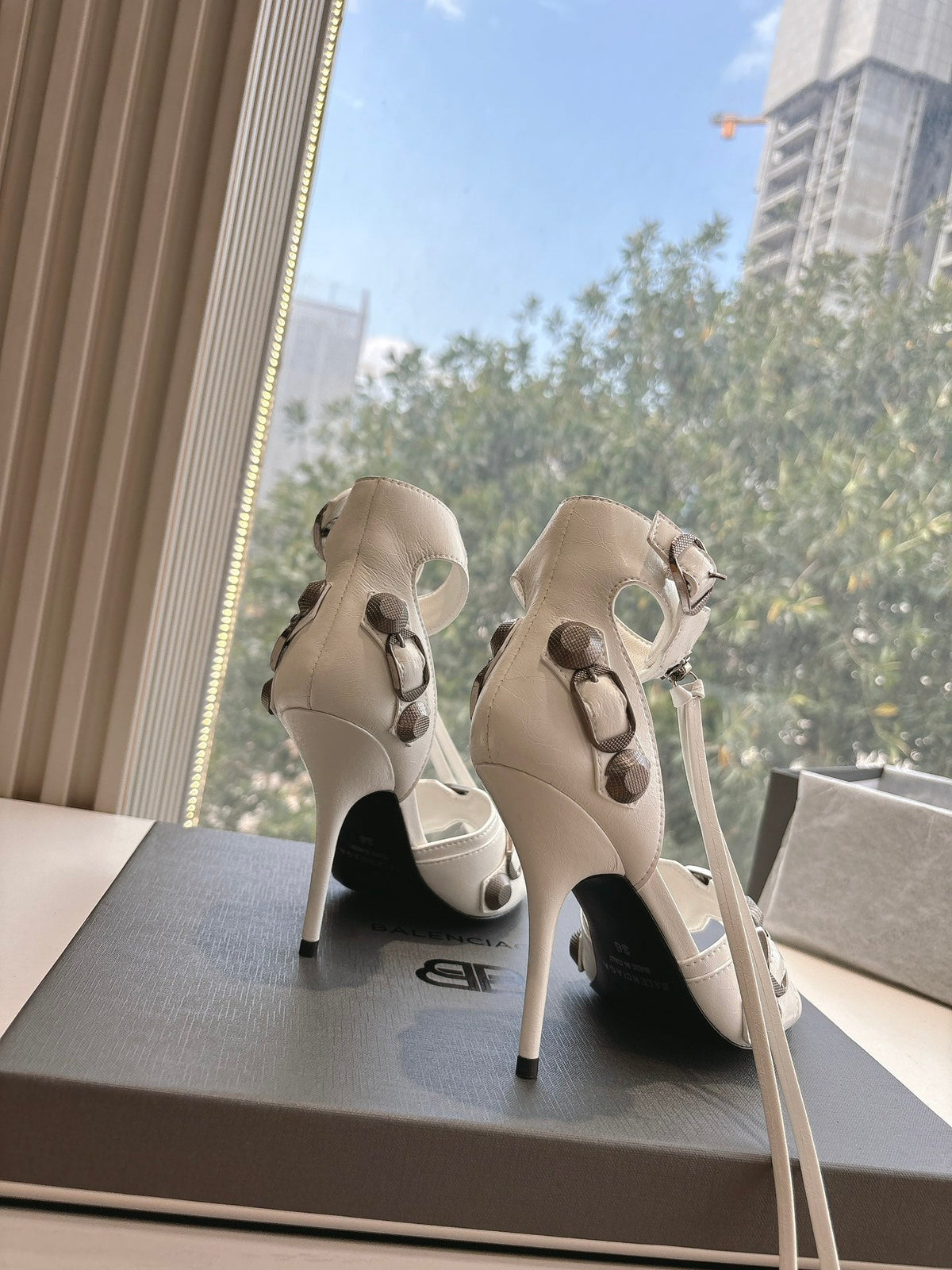 CAGOLE HIGH-HEEL SANDALS IN WHITE LAMBSKIN