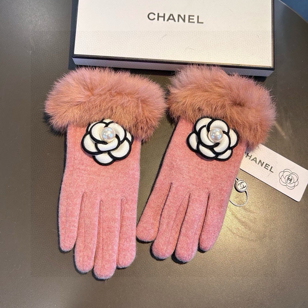 GLOVES IN ROUGE PINK WOOL WITH RABBIT FUR 439142