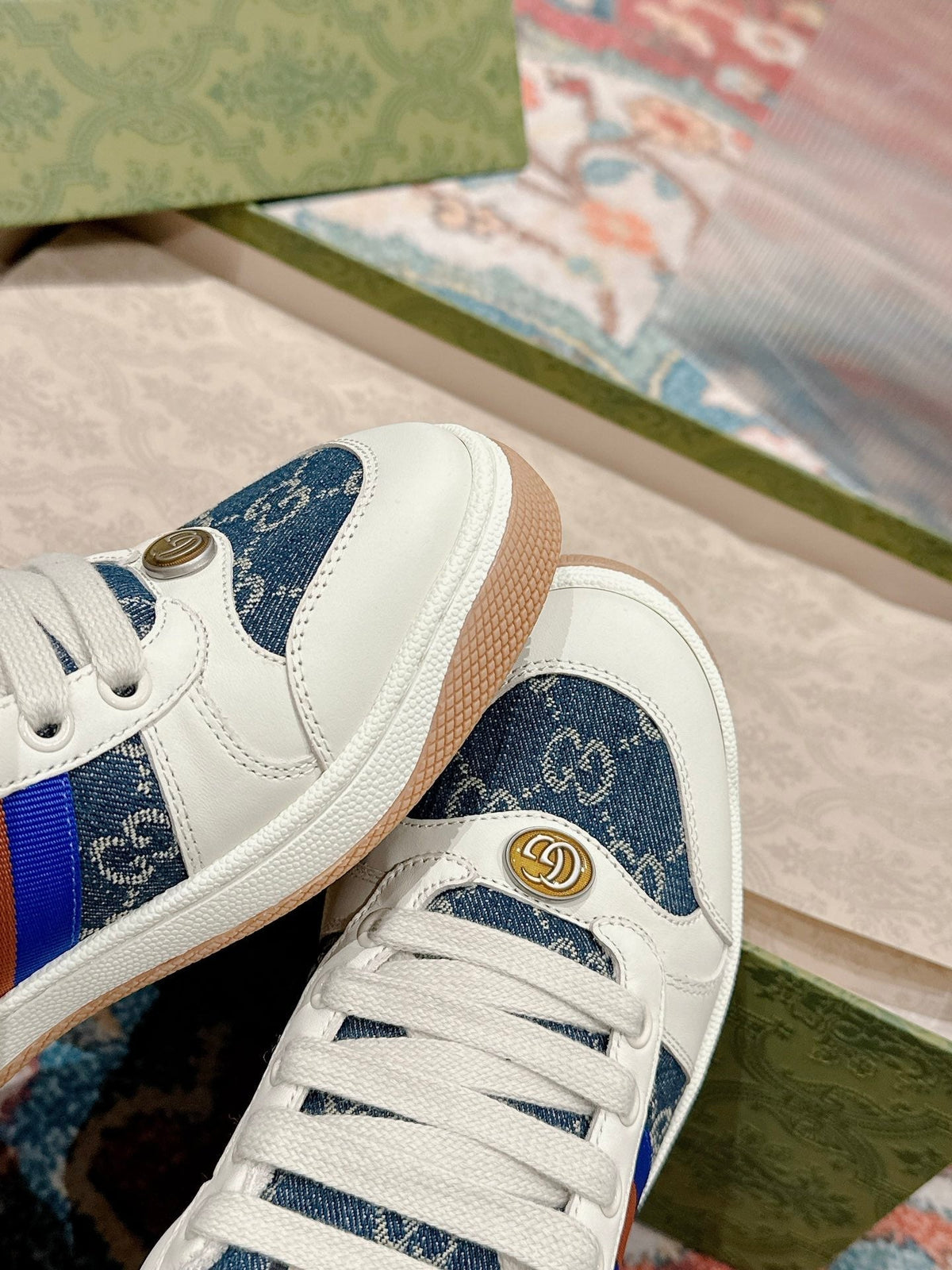 GUCCI 26S SCREENER SNEAKER IN WHITE LEATHER AND BLUE DENIM