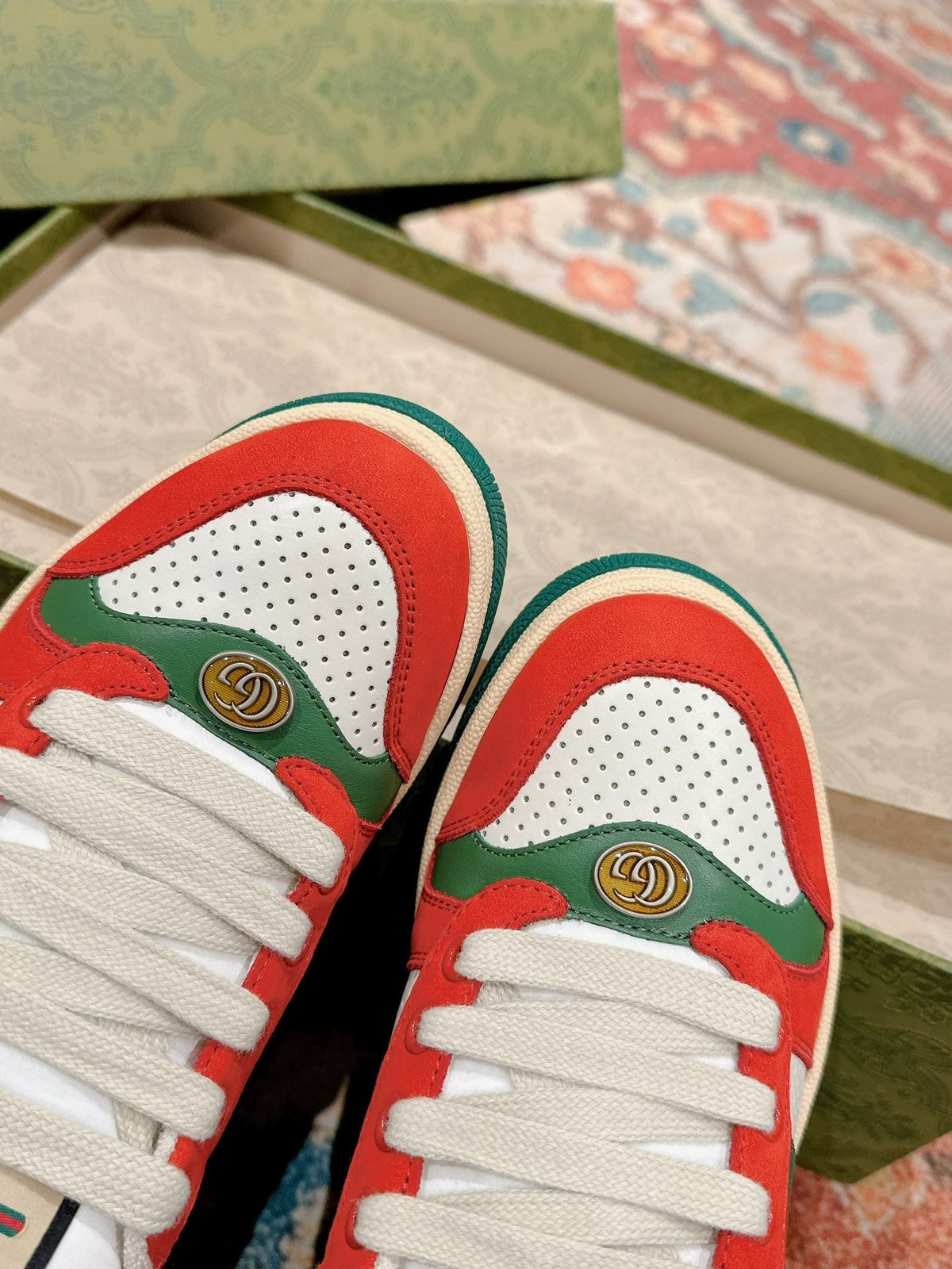 GUCCI 26S SCREENER SNEAKER IN GREEN LEATHER AND ORANGE SUEDE