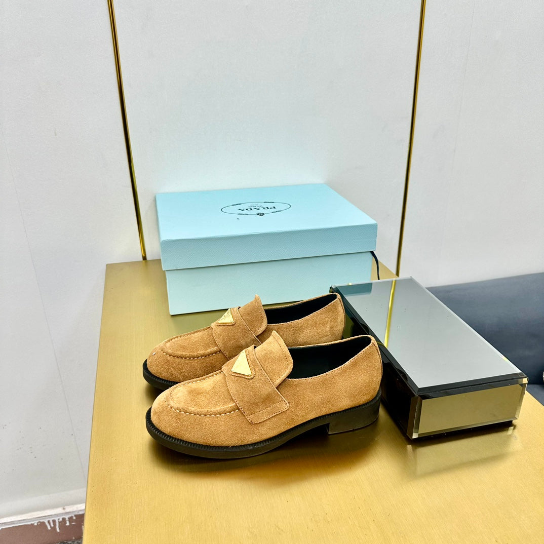 LOAFERS ATTACHED TRIANGLE LOGO IN PEANUT BROWN SUEDE