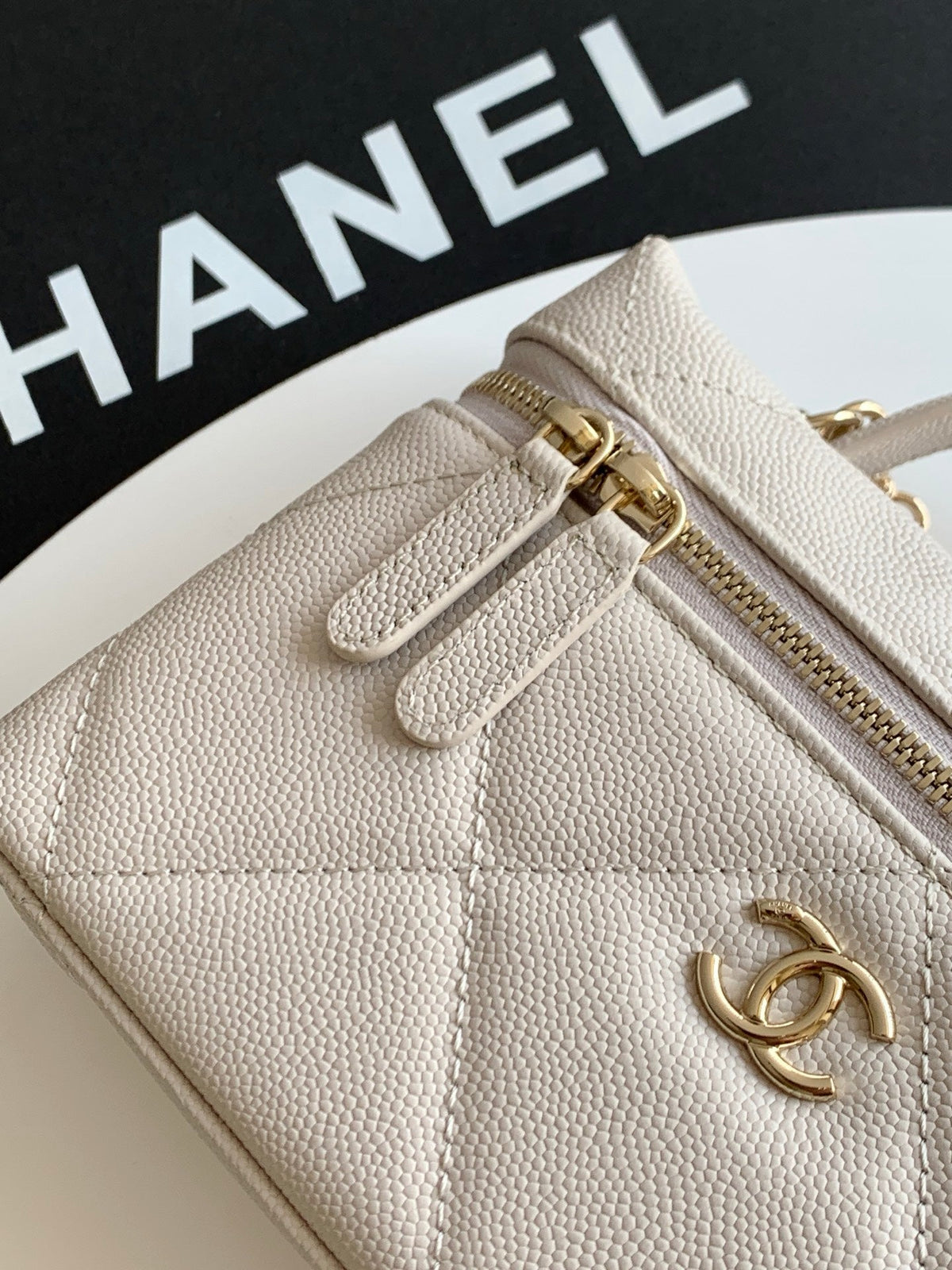 CHANEL 25S VANITY BAG 19.5 CM IN LIGHT BEIGE LAMBSKIN