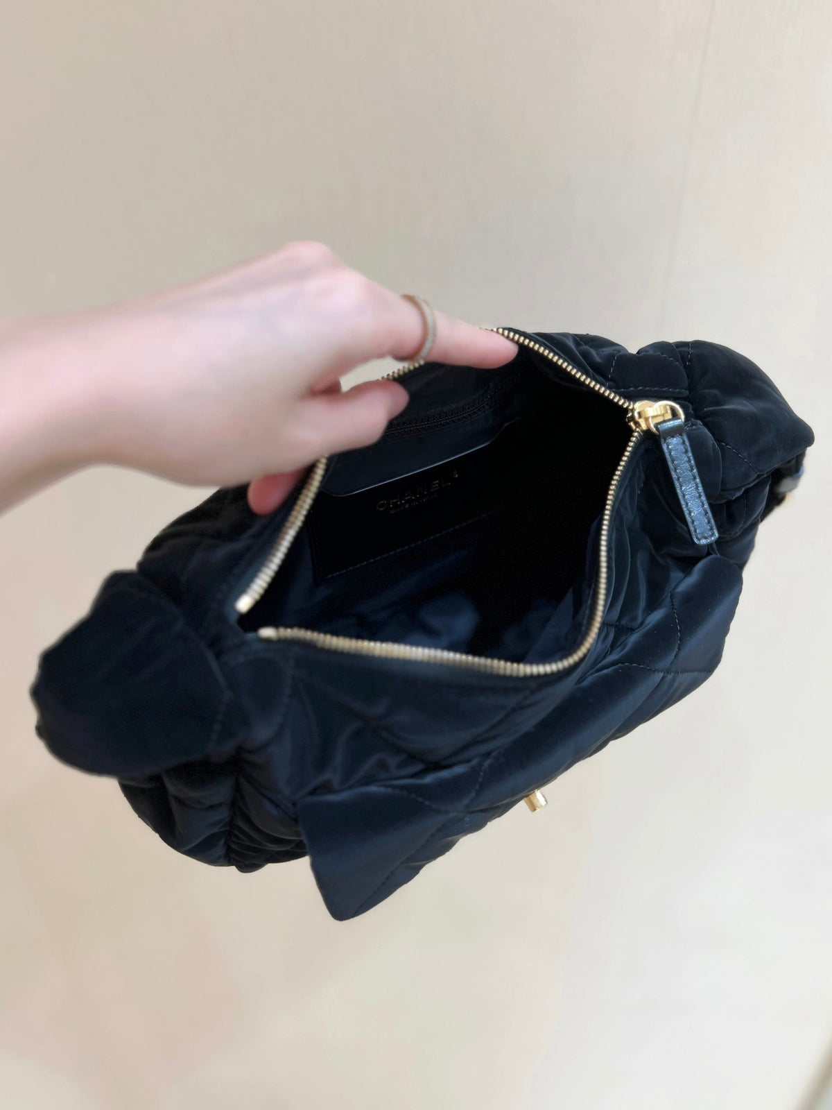 HOBO BAG 32 IN BLACK NYLON WITH GOLD METAL