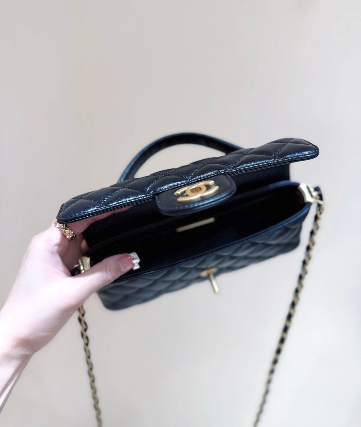 QUILTED FLAP BAG WITH HANDLE 20 IN BLACK LAMBSKIN GOLD PLATED METAL