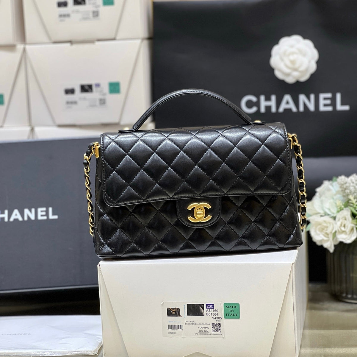 QUILTED FLAP BAG WITH HANDLE 26 IN BLACK LAMBSKIN GOLD PLATED METAL