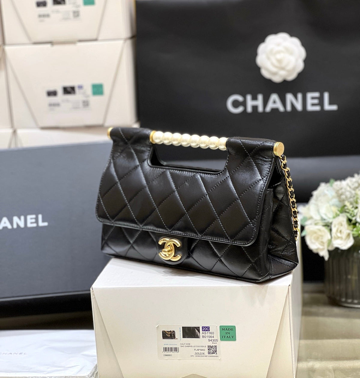 PEARL TOP HANDLE BAG 25 IN BLACK LAMBSKIN GOLD HARDWARE