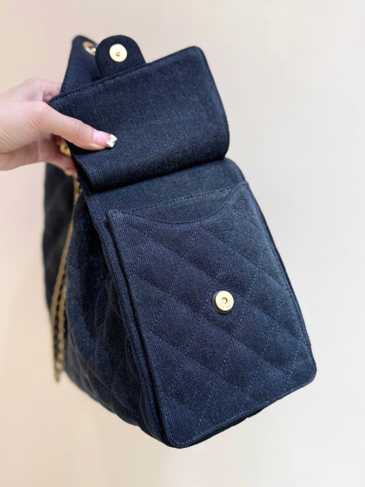 CC 25 HANDBAG 40 IN BLACK DENIM GOLD HARDWARE