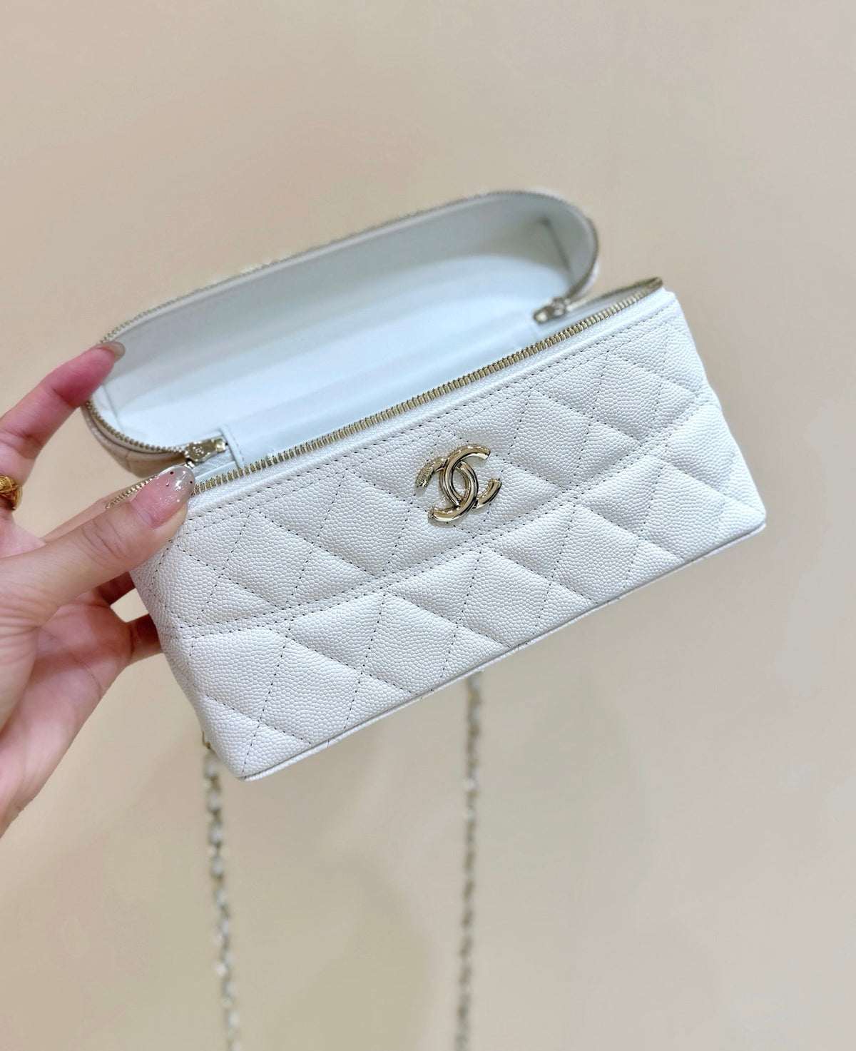 STRASS VANITY QUILTED CASE 19 IN WHITE CALFSKIN WITH GOLD METALLIC