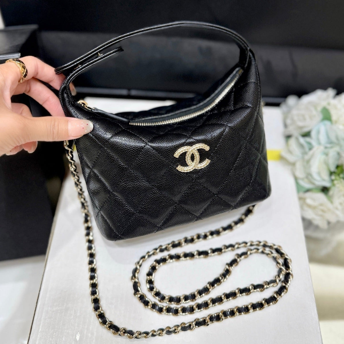 CHANEL 25S HOBO BAG 21 IN BLACK GRAINED CALFSKIN EMBELLISHED LOGO