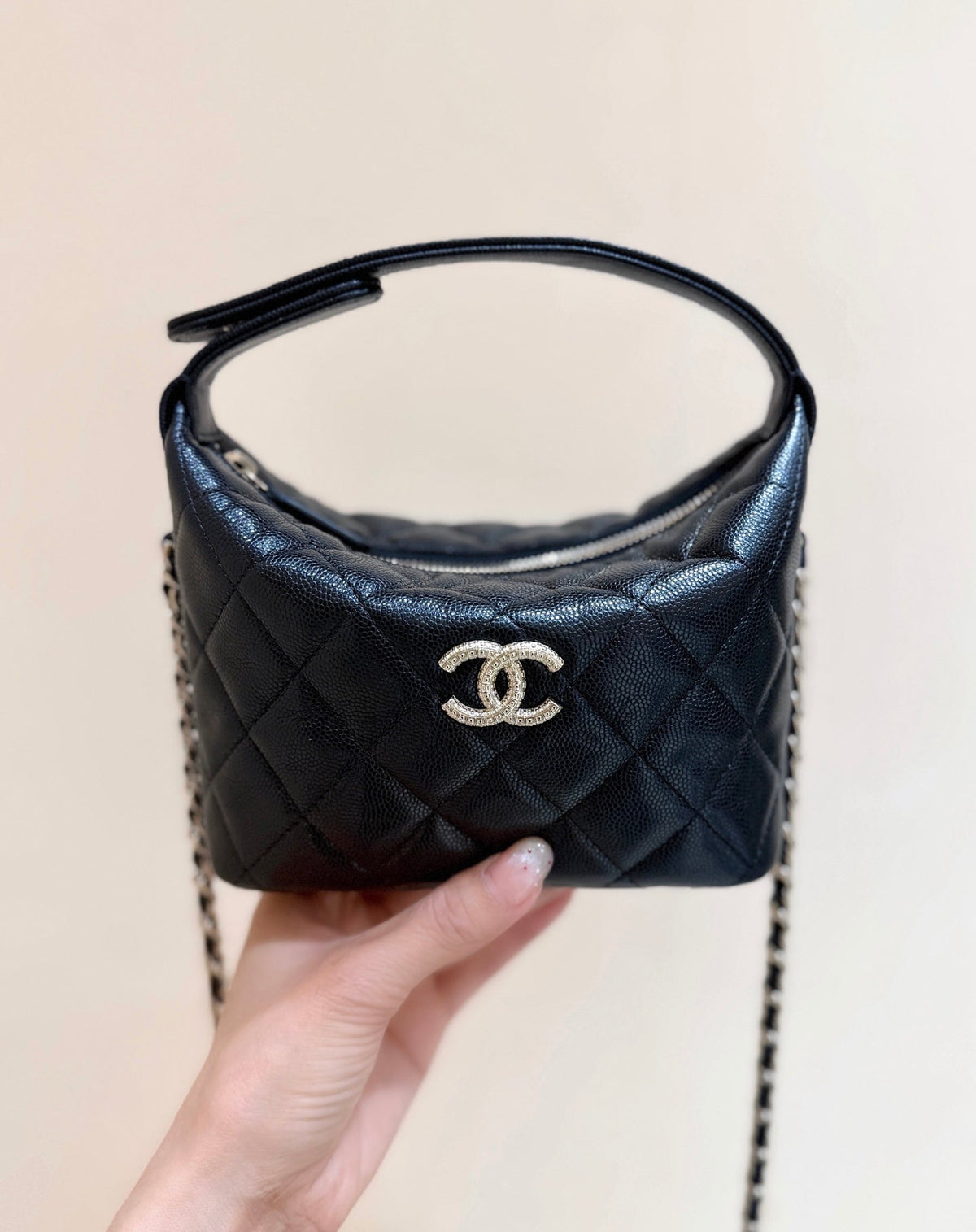 CHANEL 25S HOBO BAG 21 IN BLACK GRAINED CALFSKIN EMBELLISHED LOGO