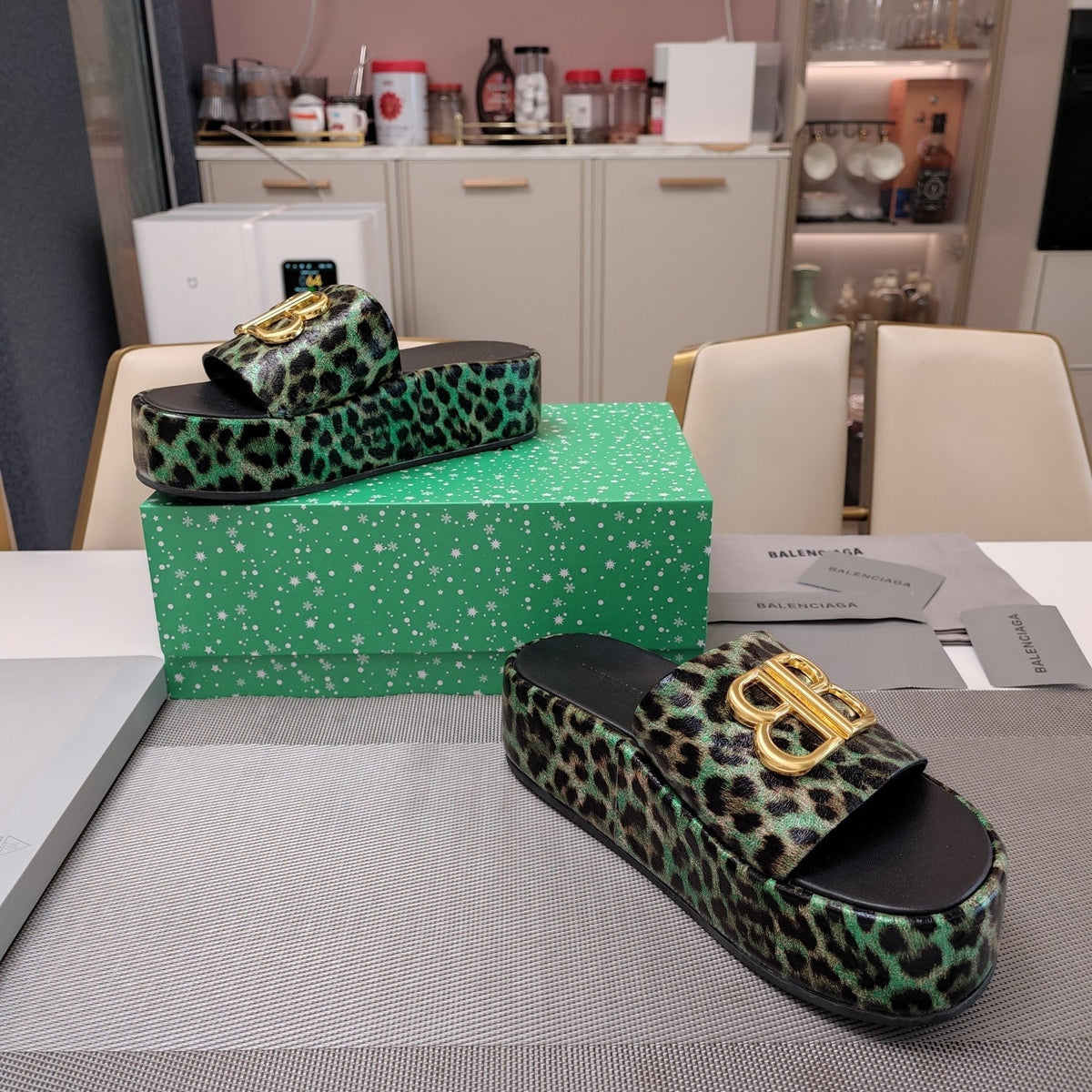 RISE SANDAL THICK-SOLED IN LIGHT GREEN LEOPARD PRINT CALFSKIN