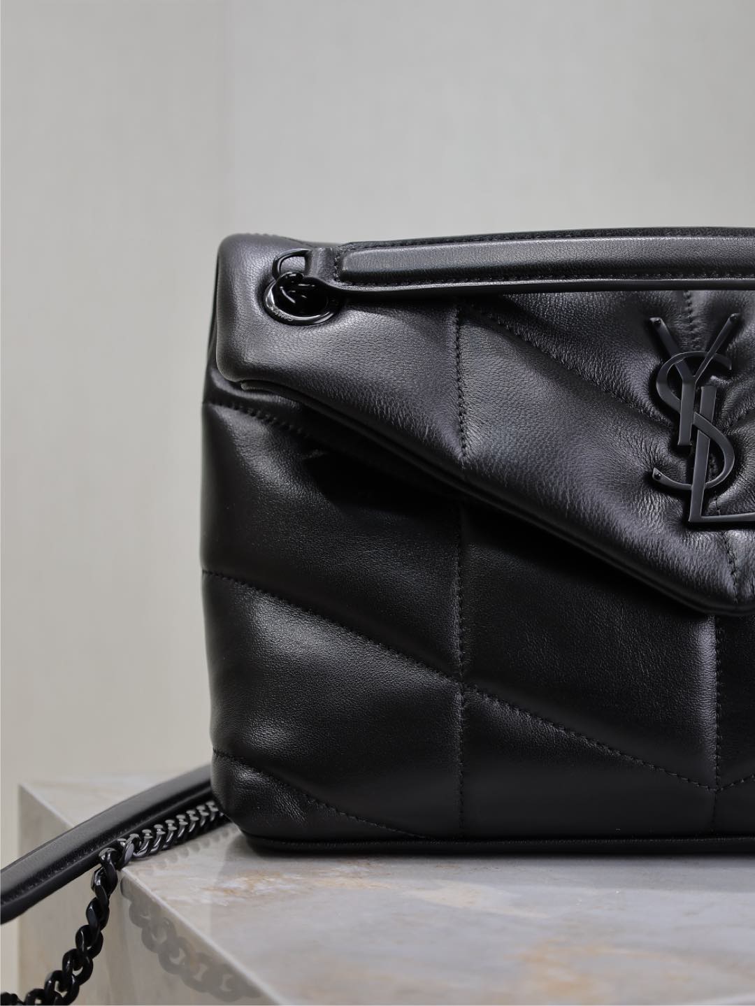 YSL 25S LOULOU PUFFER MM 29 IN BLACK CALFSKIN BLACK HARDWRE