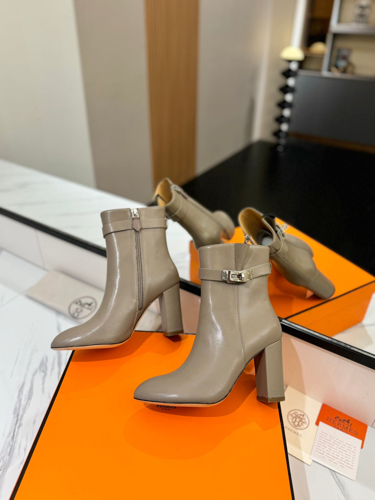 HM 26S ANKLE BOOTS 85 MM IN GREYISH BEIGE CALFSKIN