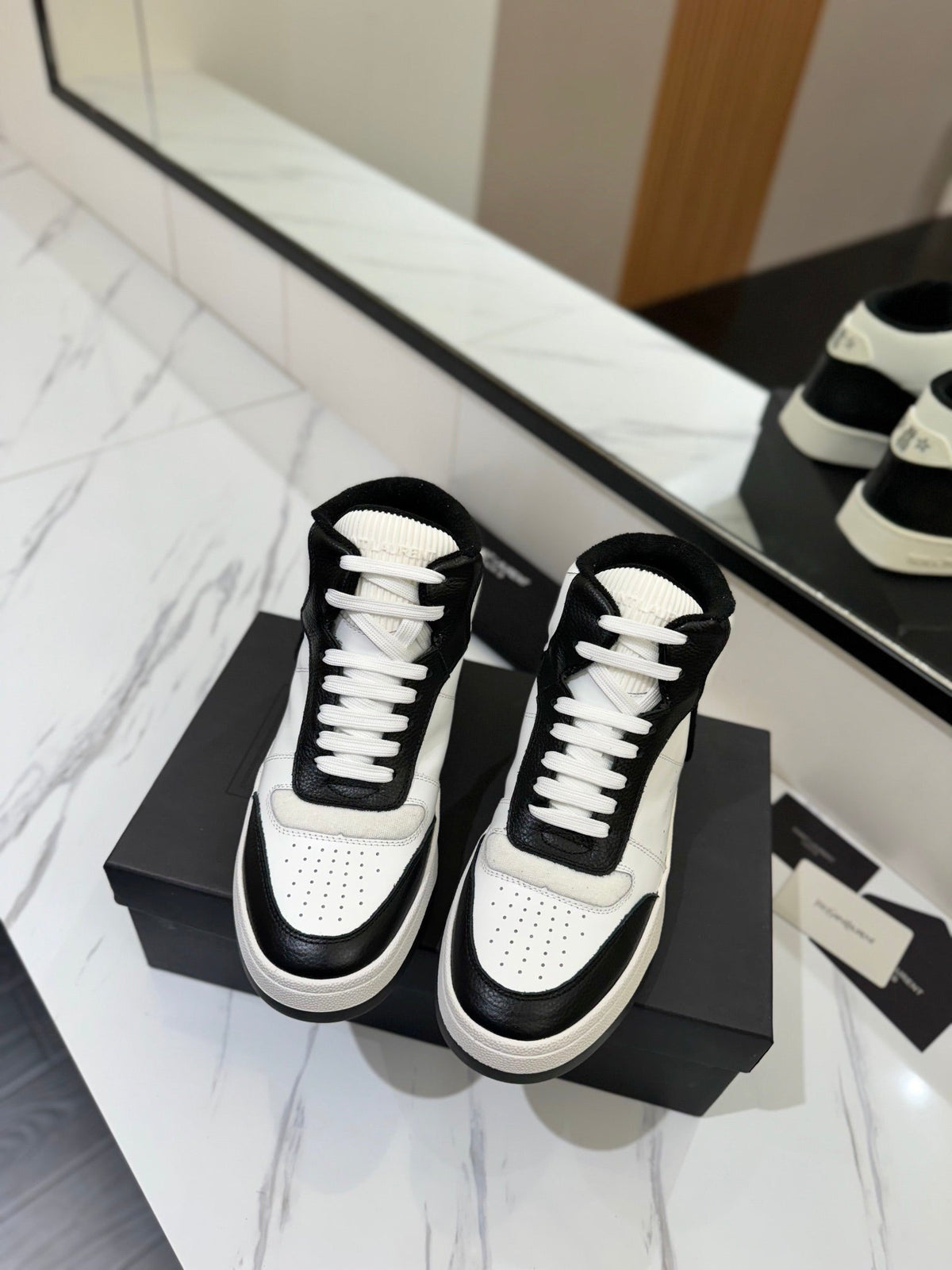MID-TOP SNEAKERS IN WHITE MIX BLACK PERFORATED LAMBSKIN