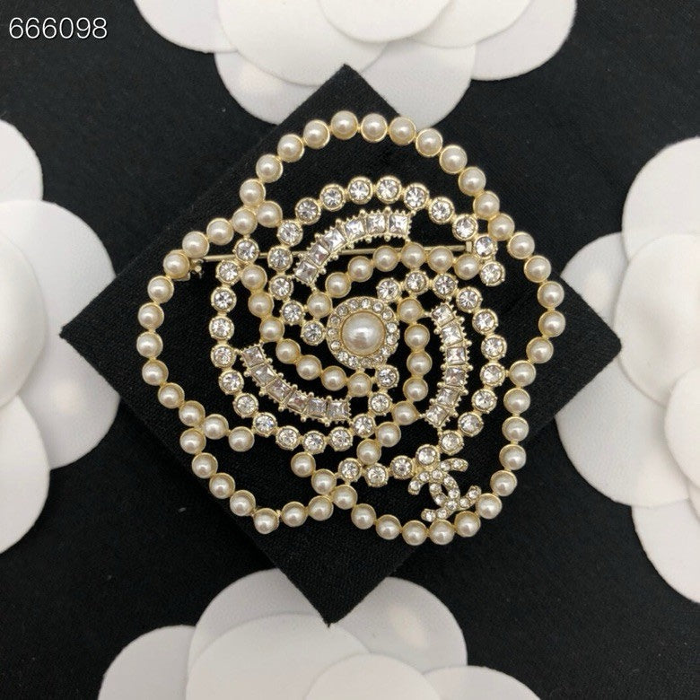 HOLIDAY SNOWFLAKE BROOCH IN WHITE PEARL AND CRYSTAL